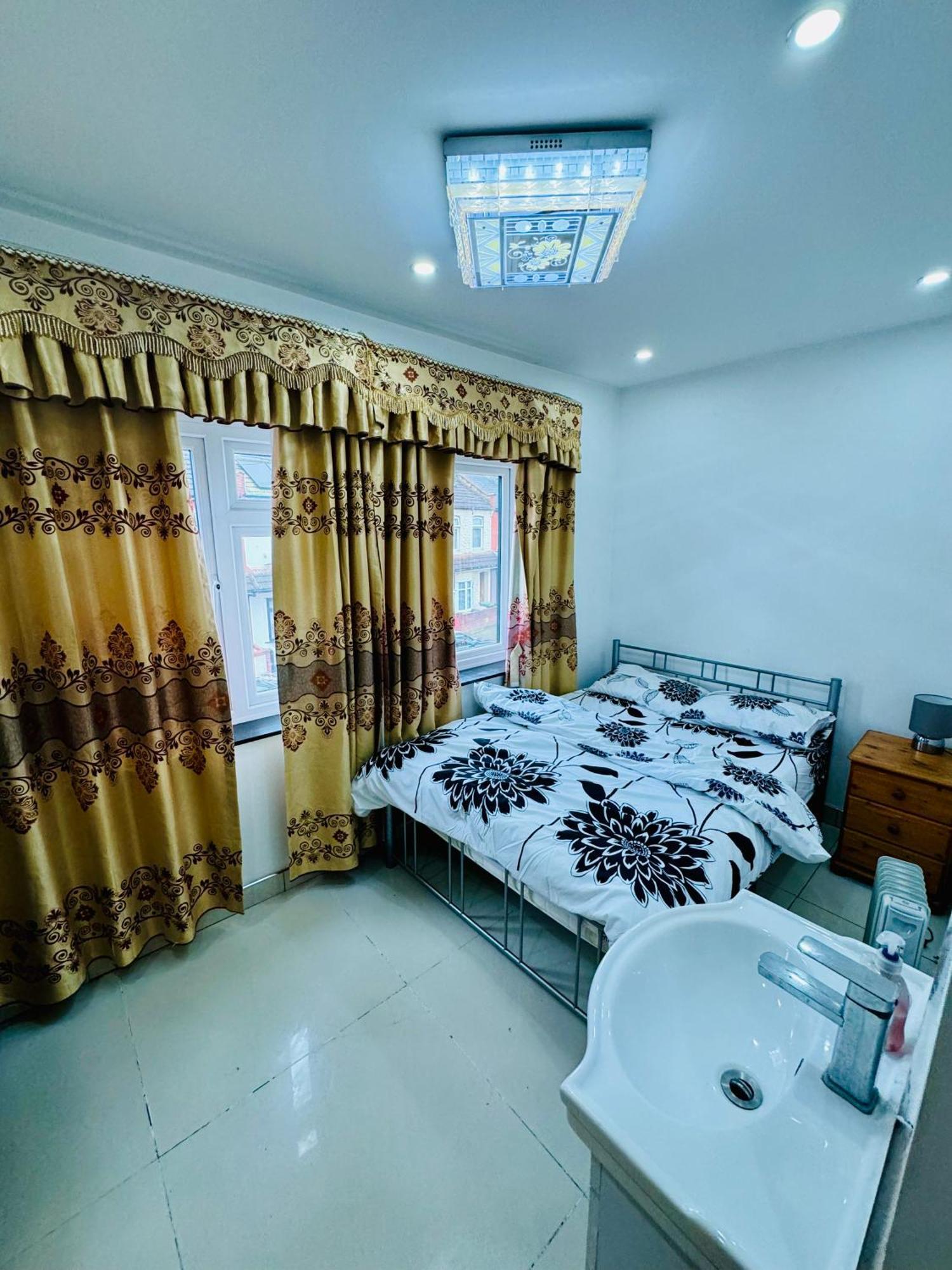 The Great Falcon Accommodation Лондон Экстерьер фото